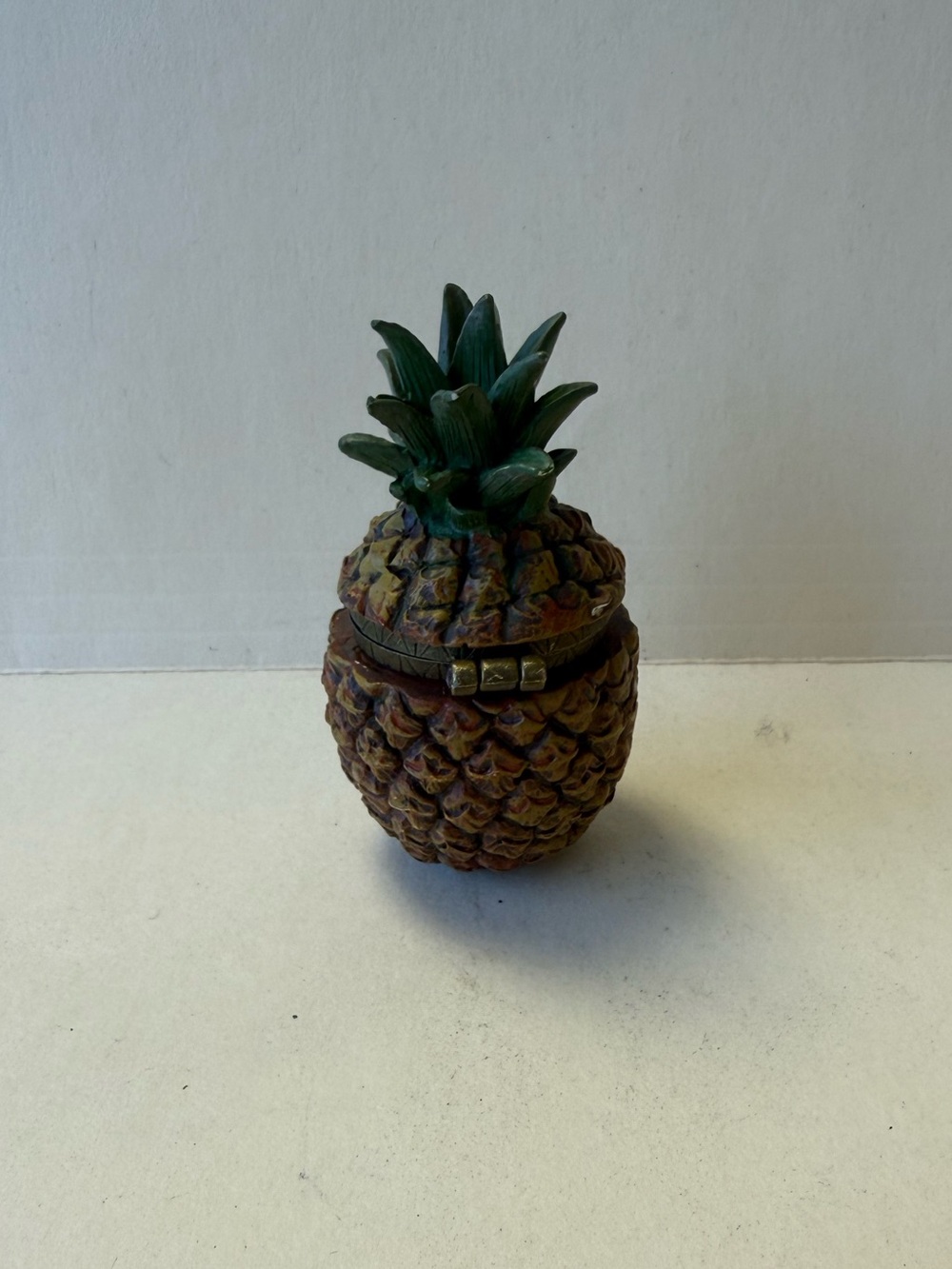 Vintage 2005 Resin Pineapple Trinket Box with Hula Dancer Inside. - Picture 3 of 12